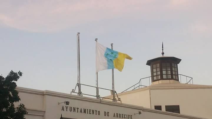 Bandera Nacional en el Ayuntamiento de Arrecife