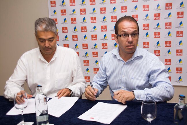 José Juan Cruz y Antonio Morales firmando el Acuerdo CC-PSOE