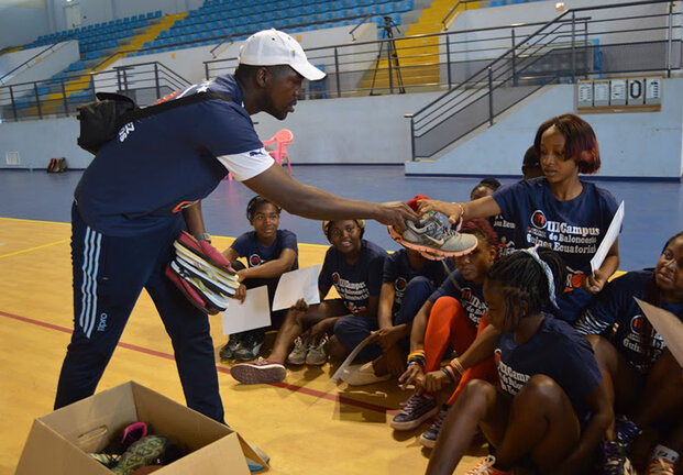 Entrega de deportivas a los niños guineanos