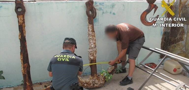 Anclas recuperadas por la Guardia Civil