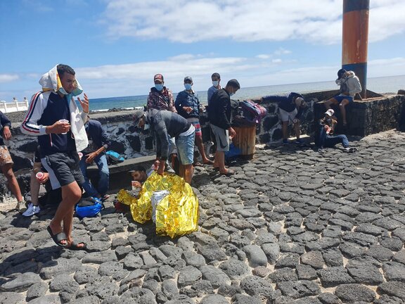 Patera en el muelle de Arrieta 2