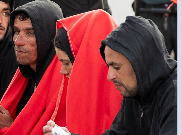 Una mujer entre los inmigrantes desembarcados en Orzola