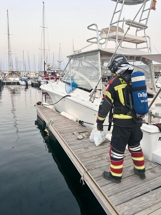 Bomberos en Puerto Calero