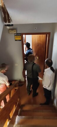 Momento en que la Policía Local accedió al interior de la vivienda okupada