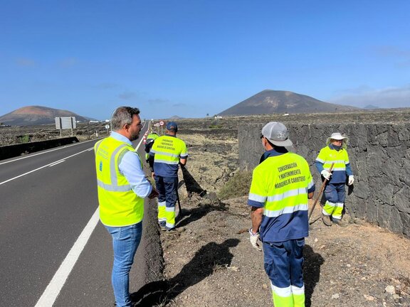 vicepresidente junto a los trabajadores de los márgenes de carreteras